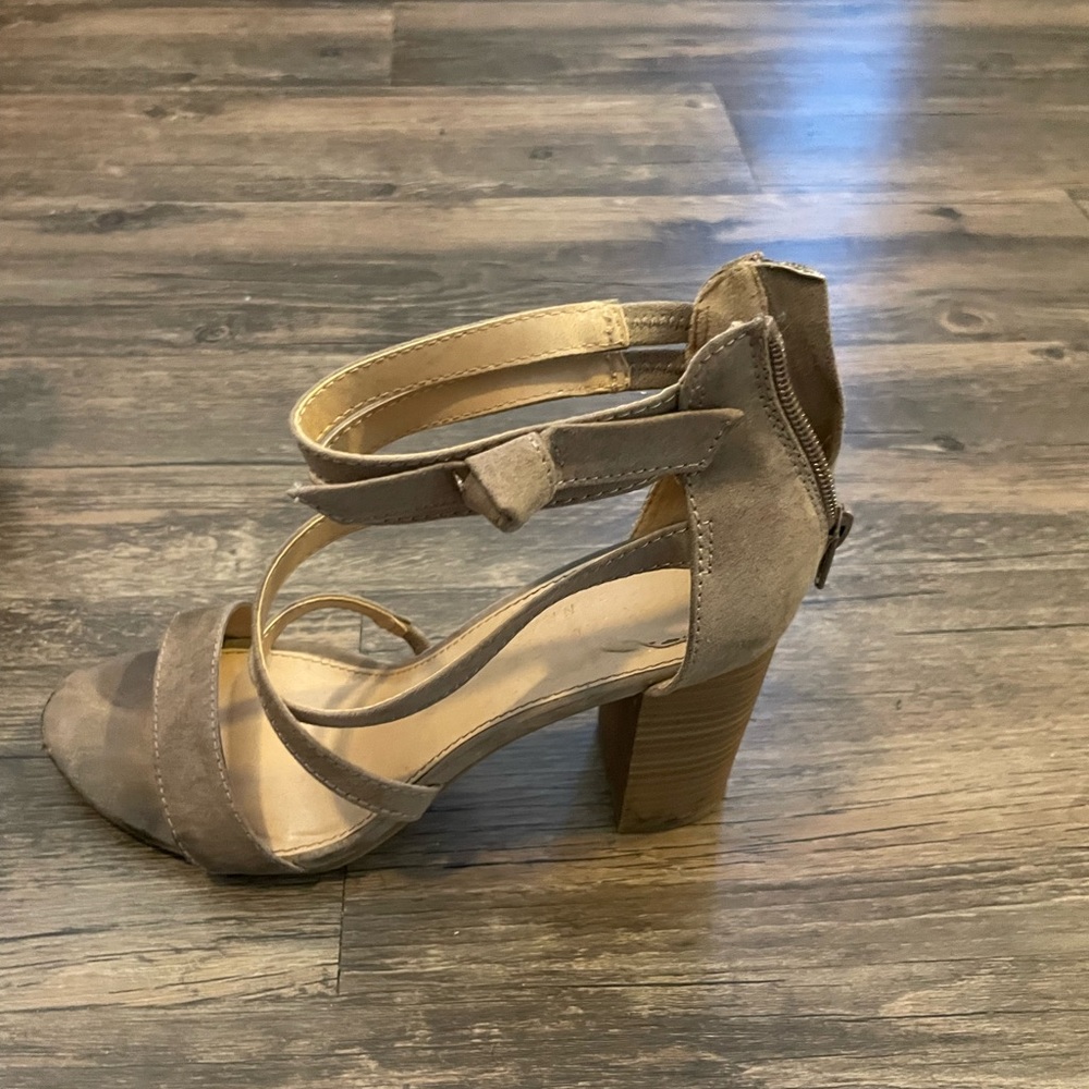 Beige heels - Picture 2 of 3